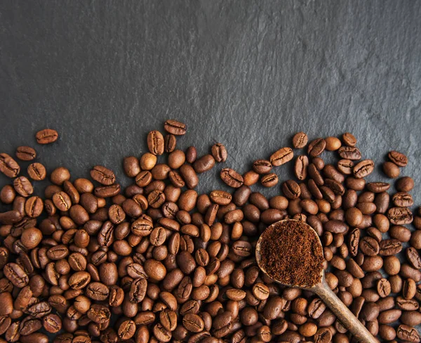 Koffiebonen op een zwarte achtergrond — Stockfoto