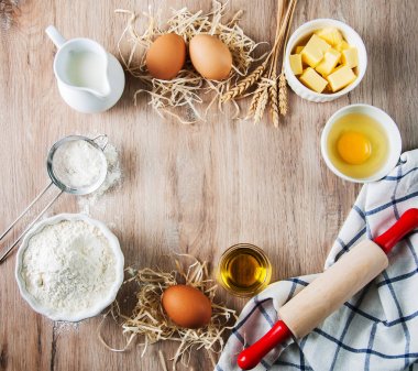 Malzemeler pişirme ile mutfak masasında Üstten Görünüm