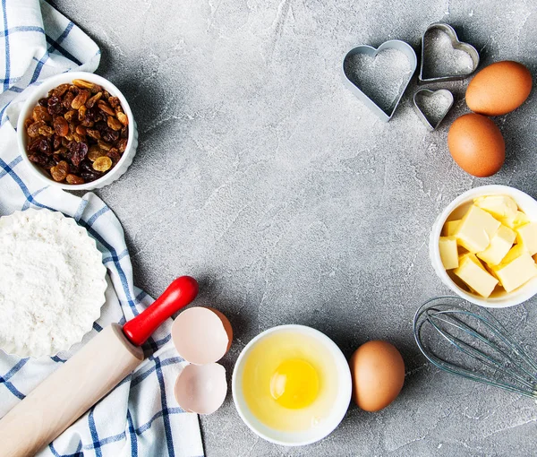 Keukentafel met bakken ingrediënten — Stockfoto