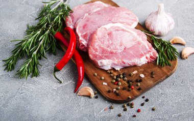 baharat ve otlar ile taze çiğ domuz pirzolası