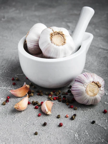 Garlic in a mortar and pepper — Stock Photo, Image