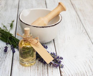 lavanta yağı ile banyo tuz ve taze lavanta