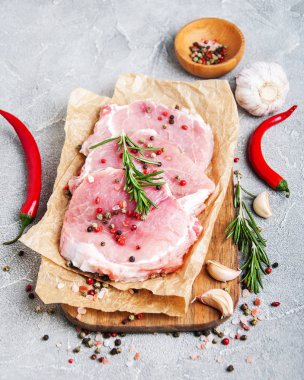 baharat ve otlar ile taze çiğ domuz pirzolası