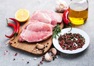 baharat ve otlar ile taze çiğ domuz pirzolası