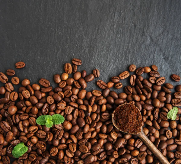 Koffiebonen op een zwarte achtergrond — Stockfoto