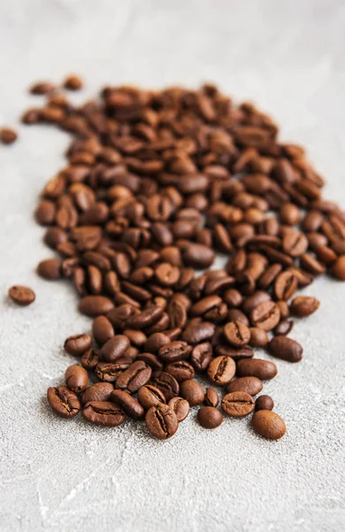 Kaffebönor på en sten bakgrund — Stockfoto