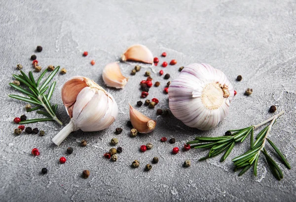 Garlic, pepper and rosemary — Stock Photo, Image