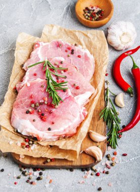 baharat ve otlar ile taze çiğ domuz pirzolası