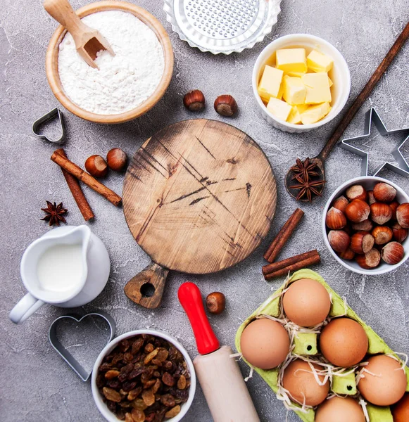 Bovenaanzicht van keukentafel met bakken ingrediënten — Stockfoto