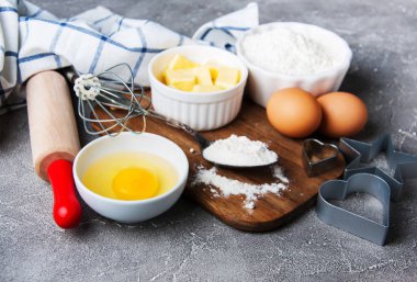 Malzemeler pişirme ile mutfak masası