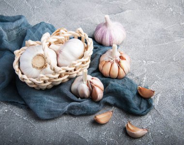 Sarımsak ampul mavi peçete ile