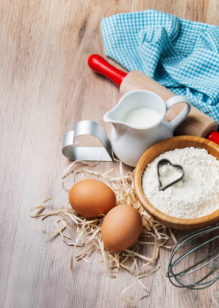 Bakken ingrediënten - meel, eieren en pin — Stockfoto