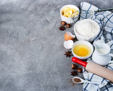 Malzemeler pişirme ile mutfak masası