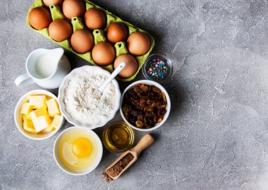 Malzemeler pişirme ile mutfak masası