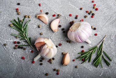 knoflook, peper en rozemarijn