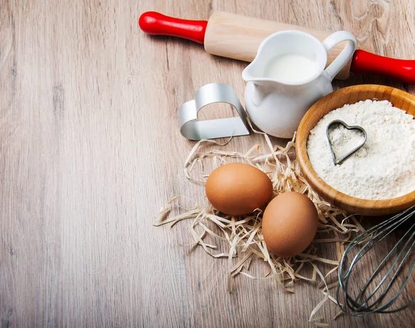 Přísady - mouku, vejce a pin pro pečení — Stock fotografie