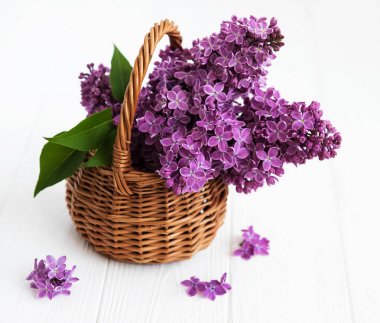 Eflatun çiçekli sepet