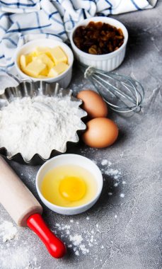 Mutfak masasında pasta pişirme için çeşitli malzemelerle