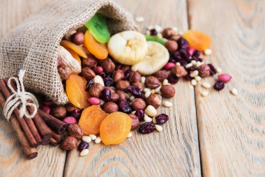 Eski ahşap bir masa üzerinde karışık Kuruyemiş