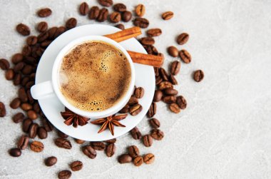 Bir fincan kahve ve kızarmış kahve çekirdeği.