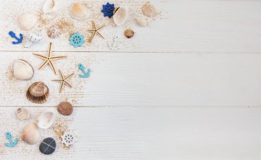 Deniz kabukları tatil arka plan olarak bir beyaz tahta masada