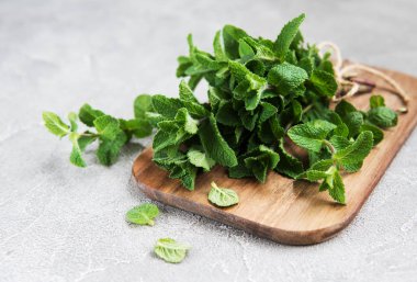 Eski bir ahşap tahta üzerinde taze yeşil nane