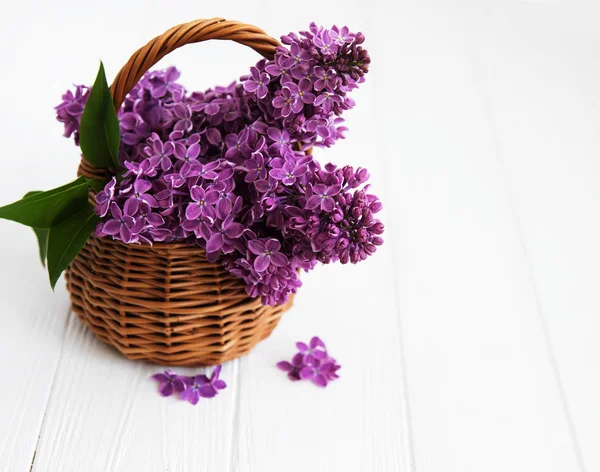 Cesta con flores lila —  Fotos de Stock
