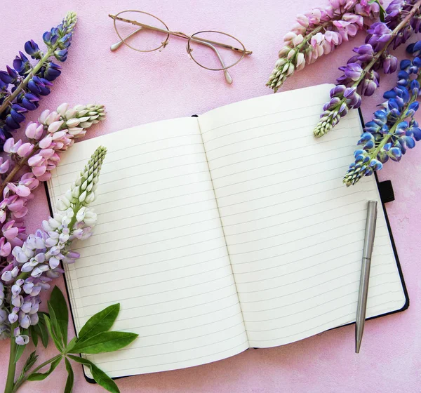 ルピナスの花を持つモックアップノートブック — ストック写真