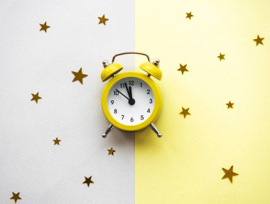 Alarm saati ile düz bileşim