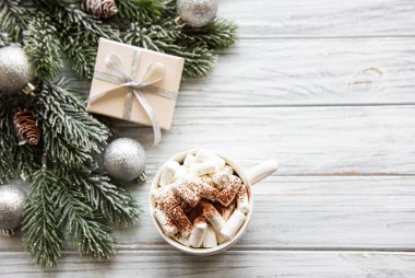 Sıcak kakao ve Noel süslemeleri