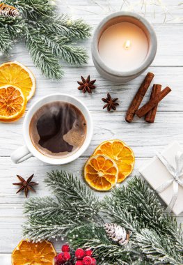 Bir fincan kahve ve dekorasyonla noel kompozisyonu