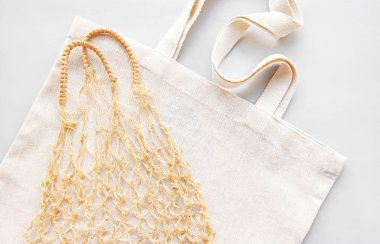 Beyaz arka planda tekrar kullanılabilir alışveriş torbaları. Ekolojik kavram. Ağın üst görüntüsü ve pamuk torbası. Çevreye önem vermek ve plastiğin reddedilmesi.