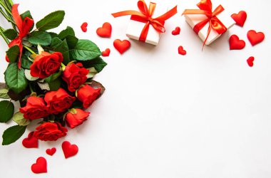 Kırmızı güller ve hediye kutuları