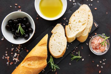 Zeytin ve baharatlar ile dilimlenmiş taze kabuklu baget 