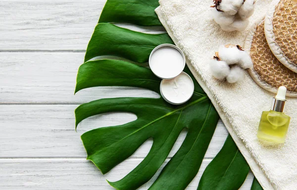Spa concept with monstera leaf — Stock Photo, Image