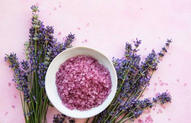 lavanta çiçekleri ve doğal deniz tuzu ile düz yatıyordu kompozisyon