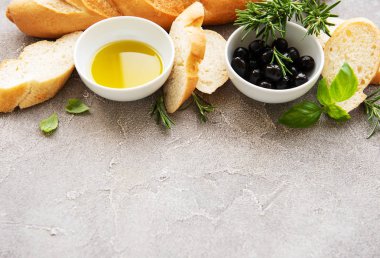 Zeytin ve baharatlar ile dilimlenmiş taze kabuklu baget