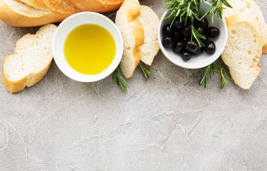 Zeytin ve baharatlar ile dilimlenmiş taze kabuklu baget