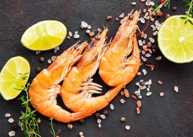 Karidesler limon ile servis edilir