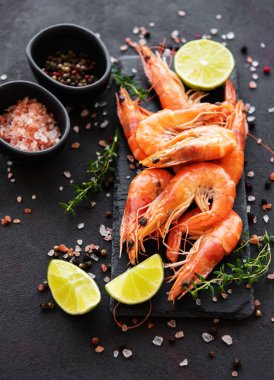 Karides veya karides limon ile servis