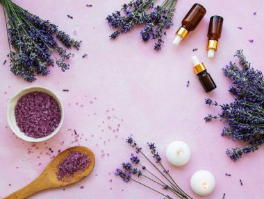 lavanta çiçekleri ve doğal kozmetik ile düz yatıyordu kompozisyon