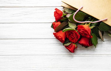 Kırmızı güller ve yaprakları