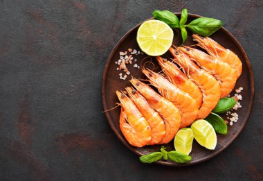 Karidesler limon ile servis edilir