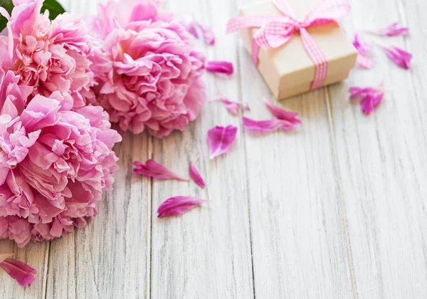 Sfondo con peonie e confezione regalo — Foto Stock