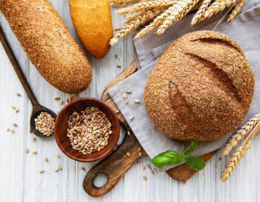 Eski beyaz ahşap masaüzerinde ekmek