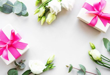 Beyaz Eustoma çiçekleri ve hediye kutusu