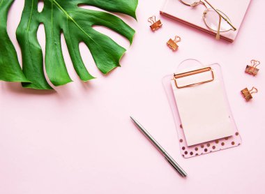 Ofis masası çalışma alanı