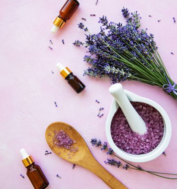 lavanta çiçekleri ve doğal kozmetik ile düz yatıyordu kompozisyon