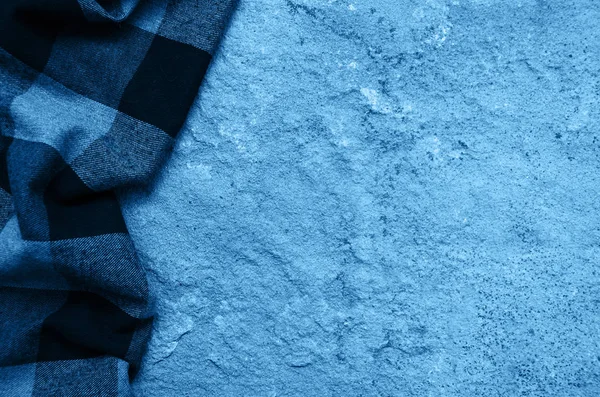 Șervețel verificat pe un fundal de piatră tonifiat culoarea albastră clasică — Fotografie, imagine de stoc