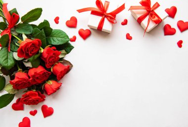 Kırmızı güller ve hediye kutuları